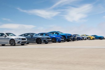 12 sportautó mérkőzik meg a világ legnagyobb gyorsulási versenyén