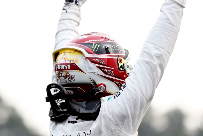 F1: Lila sisakra vált Hamilton