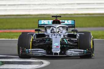 F1: Hamilton első köre az új Mercivel - videó