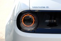 Imádni való apró villanyautó: Honda e 66