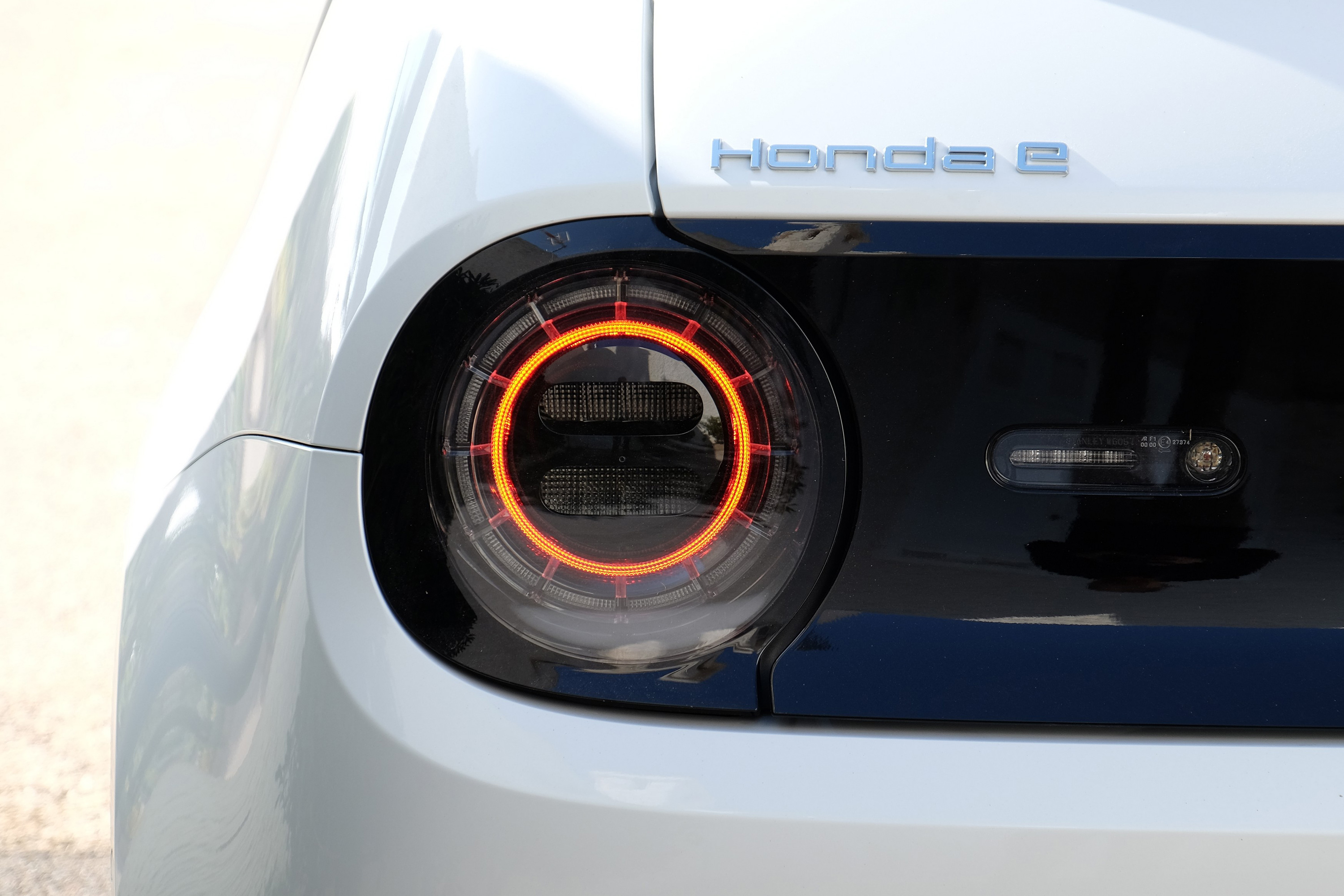 Imádni való apró villanyautó: Honda e 18