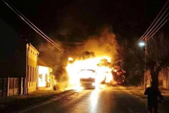 Iszonyú lángokkal égett porrá egy busz Vasban, hős autós állította meg