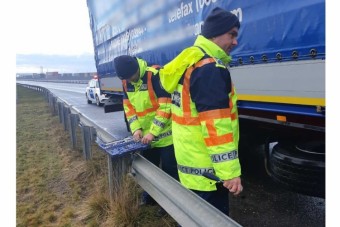Rendőrök cserélték le egy kamion kerekét az M3-ason