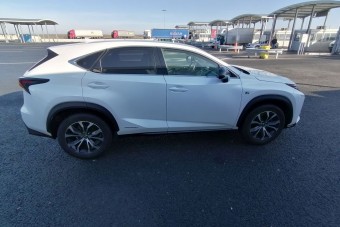 Ami csak lehetett, az hamis volt ezen a Lexuson