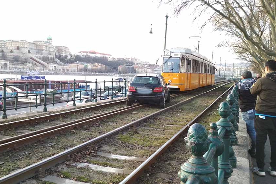 Villamossínekre hajtott egy autós Budapesten 4