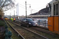 Villamossínekre hajtott egy autós Budapesten 2