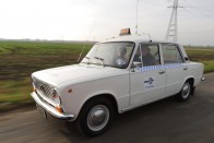 Ez a magyar Lada-taxi leárnyékol minden Mercedest 53