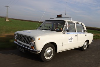 Ez a magyar Lada-taxi leárnyékol minden Mercedest