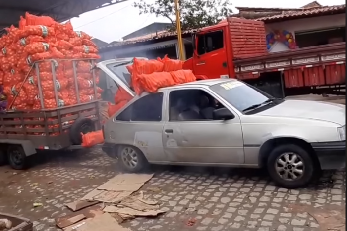 Ez az öreg Opel elhúzza az egész zöldségpiacot