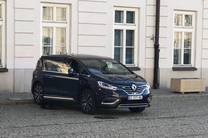 Lerobbant a francia elnök alatt a páncélozott Renault Espace 4