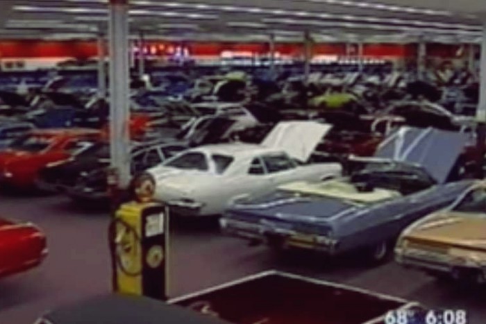 Megvett egy bevásárlóközpontot, hogy legyen hely az autógyűjeményének