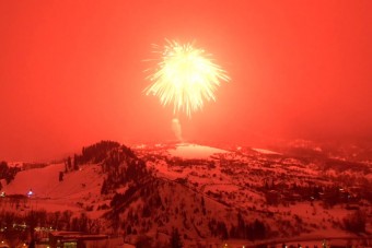 Egy egész hegyoldalt bevilágított a rekordnagyságú tűzijáték