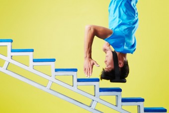 Fejen állva mászott lépcsőt a Guinness-rekorder