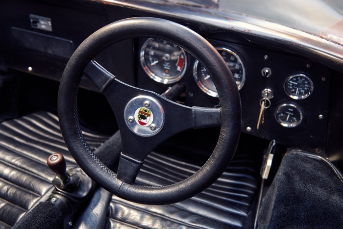 Kőkemény versenyautóval járt munkába Bruce McLaren 6 | Vezess Kőkemény versenyautóval járt munkába Bruce McLaren 6