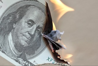 Fizetés helyett inkább elégette pénzét a dühös férfi