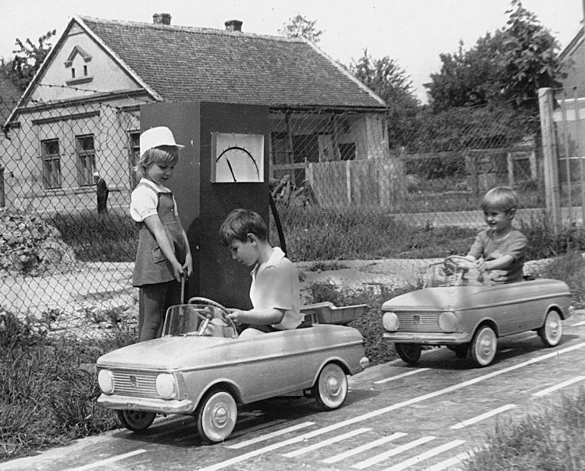 Csodát tesz a pedálos autókkal egy orosz férfi 2 Csodát tesz a pedálos autókkal egy orosz férfi 2