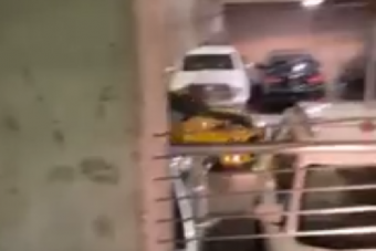 11 autót zúzott le a parkolóházban a Mustang