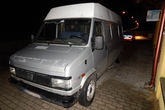 Két autót is ellopott, végül vonattal ment betörni a magyar tini