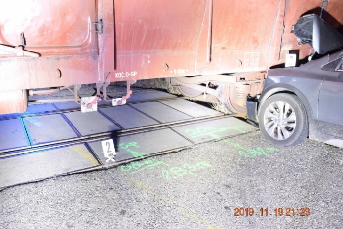 Az utas rákiabált, hogy jön a vonat, ezért élnek még