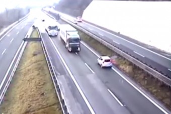 90 éves bácsi okozott óriási káoszt az olasz sztrádán – videó