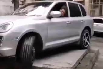 A parkolás fekete öves mestere nem esett kétségbe a furcsa helytől sem