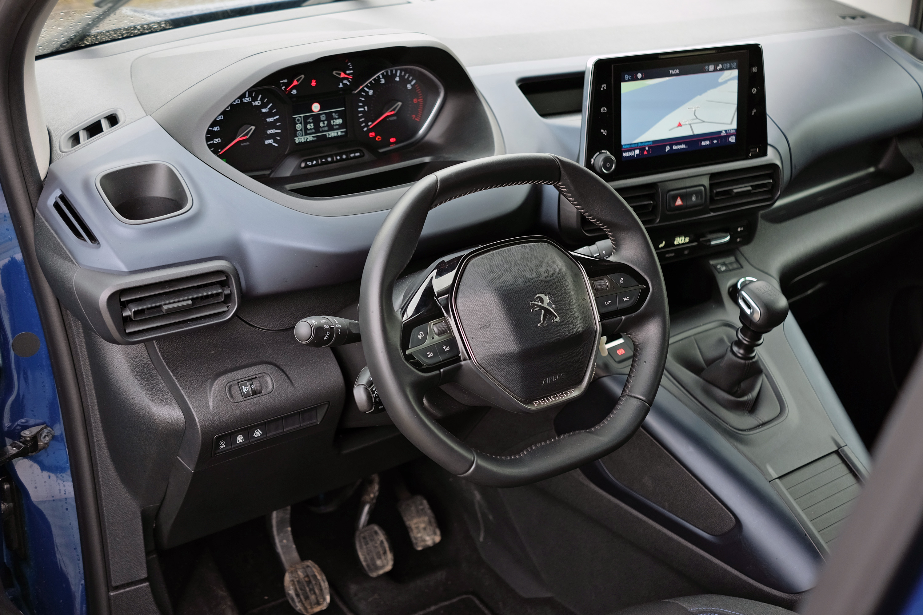Teleülve is használható egy hétszemélyes autó? – Peugeot Rifter teszt 15