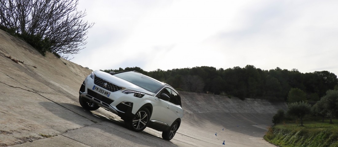 Konnektorról tölthető SUV-vel a 100 éves versenypályán