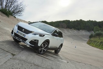 Konnektorról tölthető SUV-vel a 100 éves versenypályán