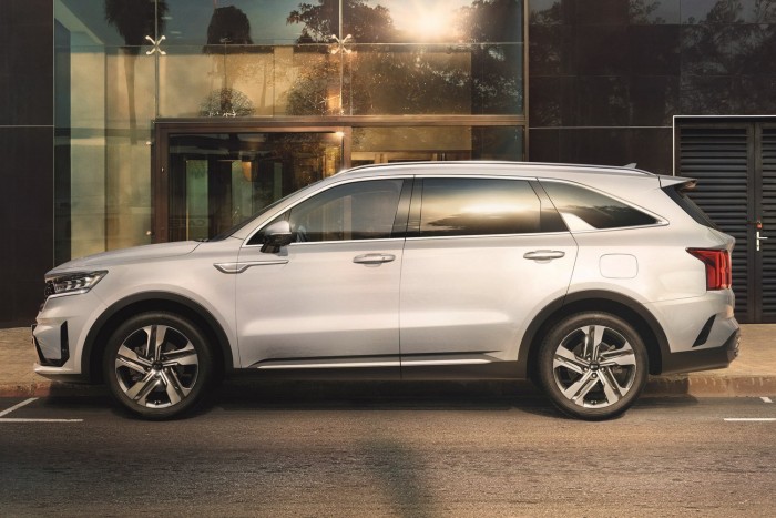 Kívül szigorú, belül fényűző lesz a legnagyobb Kia 8