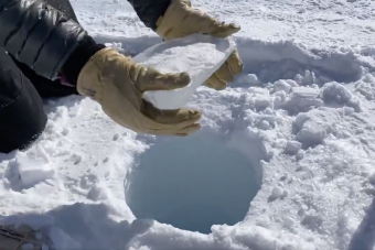 Így szórakoznak a tudósok az Antarktiszon - videó