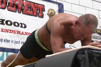 62 éves férfi döntötte meg a plankelési rekordot 
