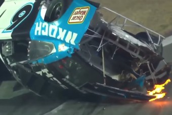 Lángoló autóval, tetőn csúszva ért célba a versenyző