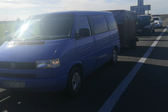 Nem kispályáztak a románok az M43-ason, az utánfutóra rákötötték a lerobbant kocsit is