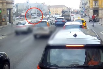 Azt hitte, átfér a piroson, pedig természetesen nem