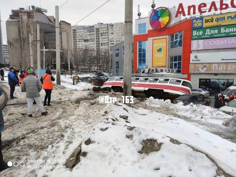 Önálló életre kelt orosz villamos, öt autót tarolt le 2