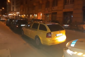 Órapörgető taxist fogtak a pesti rendőrök