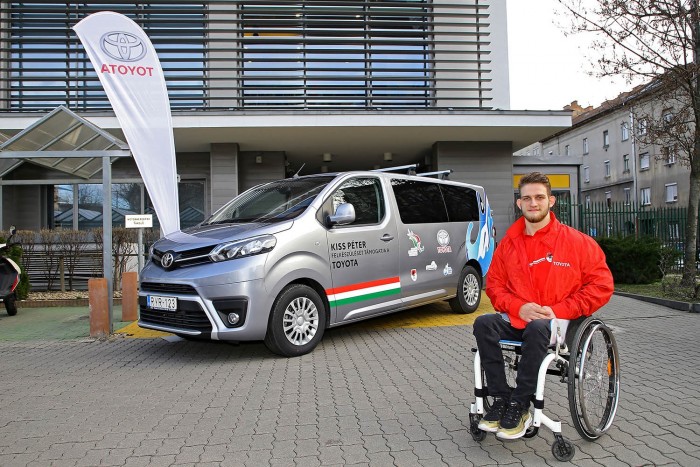 Világbajnok magyar parakajakost támogat a Toyota