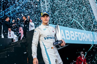 F1: Új pilótát igazolt a Mercedes