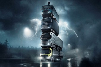 Gigantikus tornyot építettek teherautókból