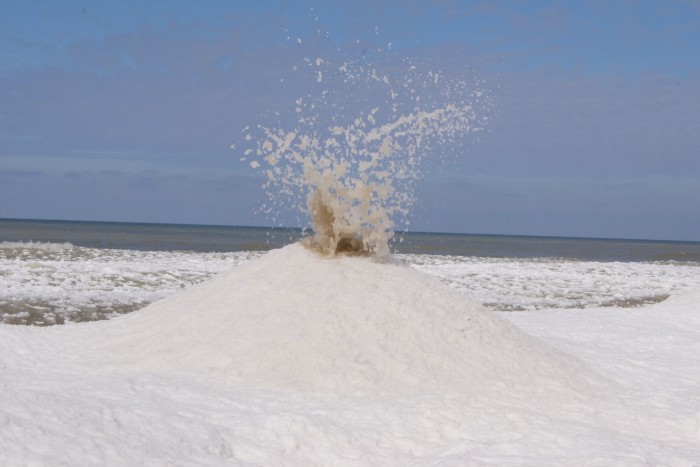 Ritka természeti jelenséget fotóztak egy tavon