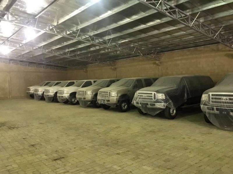 Tíz drága terepjáró áll Dubajban fóliával letakarva, a tulaj egy kilométert sem ment velük 1