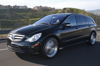 Ennek a családi Mercedesnek a hangjától sírva fakadnak az óvodások