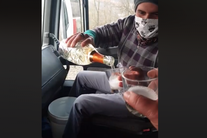 Olasz sofőrök derűs pillanata a nehéz időkben, ünneplik az egymillió kilométert