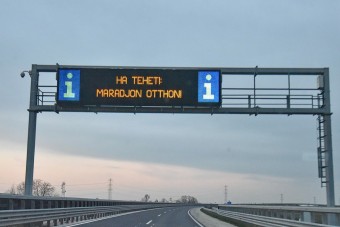 Rendhagyó módon üzeni a Magyar Közút, hogy maradj otthon!