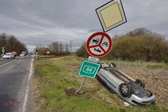 Olyan baleset történt a 84-es úton, amilyet filmekben sem látni