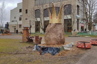 Szobrot állítottak a koronavírus emlékére