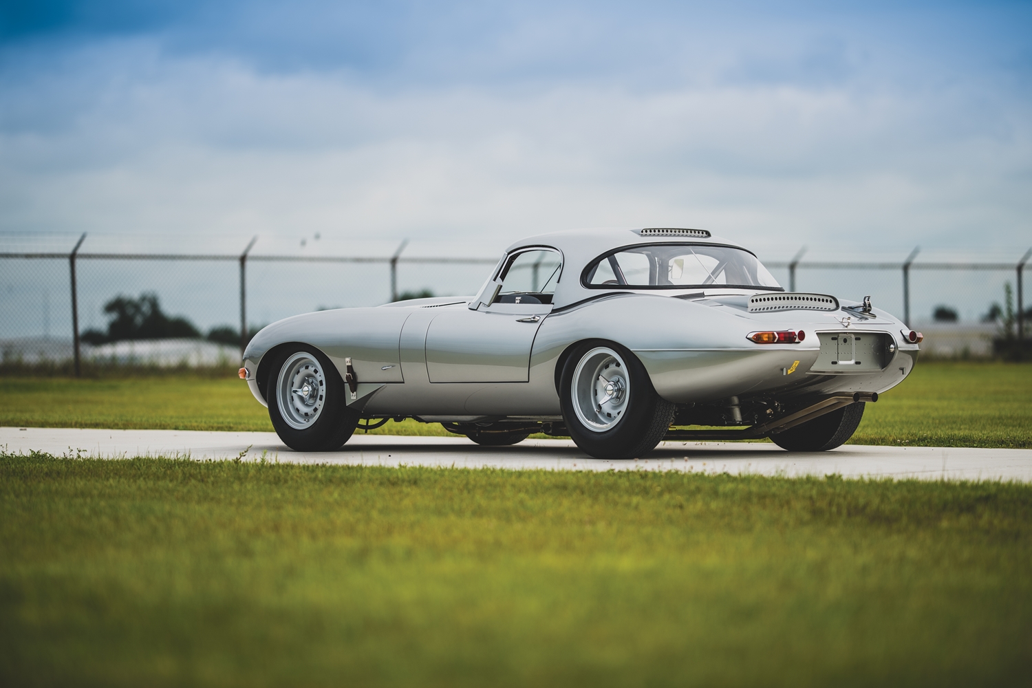 Egyszerre régi és új a Jaguar E-Type Lightweight 4