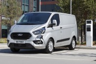 Konnektoros lakóautó készült Ford Transitból 12