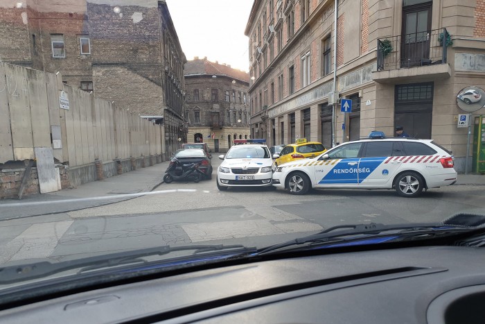 Rendőrautók karamboloztak Budapesten, ráadásul olyan helyen, ahol nem is találkozhattak volna 1 | Vezess Rendőrautók karamboloztak Budapesten, ráadásul olyan helyen, ahol nem is találkozhattak volna 1