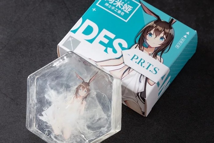 Aligruhás lányok csábítják a japánokat kezet mosni